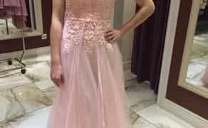 Ніжне вишукане плаття на святкову подію