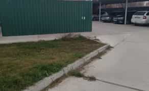 Зручне паркомісце з хорошим заїздом