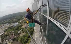 Альпініст висотне миття вікон фасадів Львів та область миття дахів