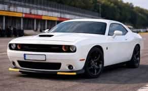 440 Dodge Challenger білий 6.4 без водія