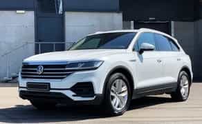 177 Позашляховик Volkswagen Touareg білий