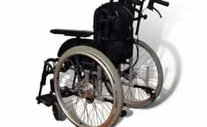 Інвалідна коляска для людей з обмеженими можливостями.