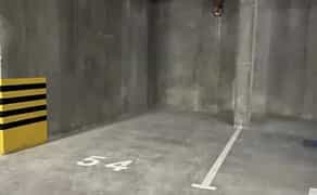 Просторе та зручне паркомісце з хорошим розташуванням у паркінгу