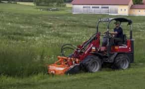 Покіс території мульчером, високої трави