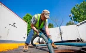 Асенізатор , Швидке відкачування ям та септиків .