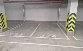 Паркомісце для авто в сучасному підземному паркінгу