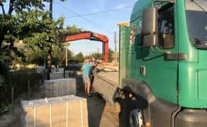 Надійні послуги маніпулятора з великою вантажопідйомністю: Швидка та безпечна доставка будівельних матеріалів та негабаритних вантажів.