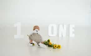 Літери букви ONE цифра один 1 для фотосесії