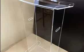 Прозора кафедра для оратора з акрилу похилий верх, гнуті кути