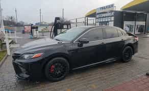 Автомобіль Toyota Camry з водієм