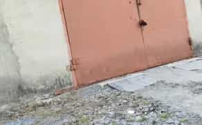 Просторий гараж з підключеною електрикою