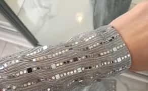 Вечірня сукня срібного кольору