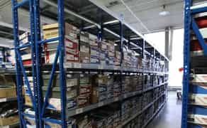 Ячкове зберігання — призначений для дрібної продукції із широким асортиментом, як-от: дрібна косметика, канцелярія, аксесуари, запчастини та інше. Зберігання такої продукції в комірках (зі середніми габаритами 45*25*40 см) виникає в разі потреби подальшо