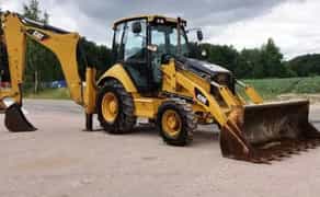 Ексковатор-навантажувач з оператором