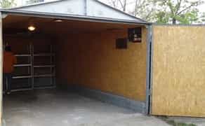 Просторий гараж для зберігання запчастин та обладнання