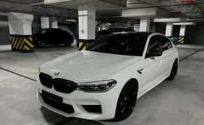 Шикарне БМВ, білого кольору для перевезень та свят