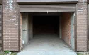 Гараж для паркування автомобіля або використання як склад.