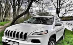 Стильне авто американць Jeep Cherokee з водієм