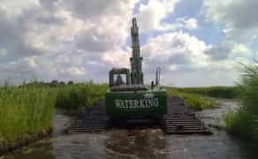 Плаваючий екскаватор Амфібія. Очиста озера ставка від мулу.