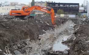 Гусеничний повноповоротний екскаватор