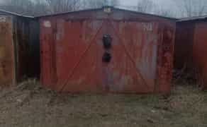 Просторий металевий гараж: зручний заїзд