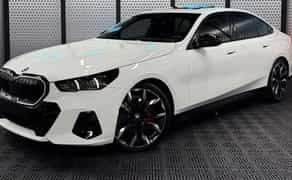 424 BMW 5 G60 белая без водителя с водителем