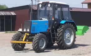 Трактор з навісним обладнанням, ґрунтофреза