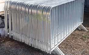 Бар'єрні огорожі для обмеження доступу на територію проведення ремонтних робіт, фаногорожі, дорожні бар'єри. тимчасові будівельні забори , паркувальні стовпчики