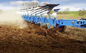 Оранка землі - місто Дніпро