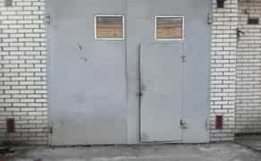 Просторий гараж для буса та авто