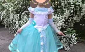 Сукні та костюми для різних свят.