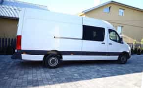 Бус із водієм.