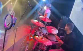 Обучение игре на барабанах: от основ ритма до любимых песен!