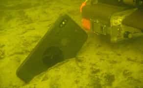 Водолаз, дайвер, пірнальник, з обладнанням металошукачем та іншим