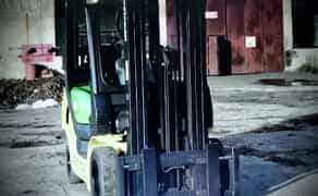 Навантажувач вилковий з водієм