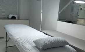 Процедура шугарингу - майстер з вищою медичною освітою та досвідом роботи більше 10 років.