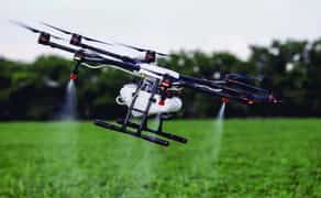 Агродрон для обприскування та контролю стану посівів