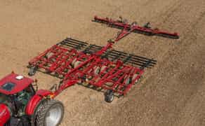 Культиватор Case IH, TigerMate разом із ТРАКТОРОМ колісним John Deere 8370R