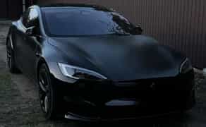 Водій з авто Tesla Model S 2023 преміум