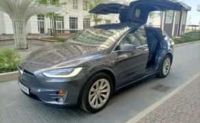 Авто Tesla X можливо під таксі