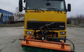 Поливна машина Volvo, ємність 8 м. куб, з щіткою
