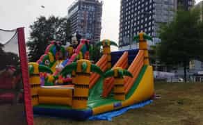 Надувний батут гірка свято атракціони