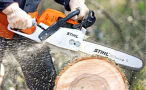 Спил дерев. Обрізання саду. кронування дерев. Викорчувати пень