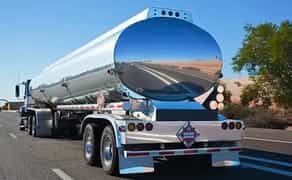 Бензовоз (паливозаправник)-перевезення пального.