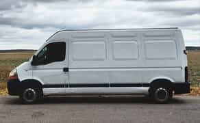 Вантажні перевезення та досвідчені вантажники. Доставка та переїзди