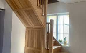 Дерев'яні сходи ,виготовлення та встановлення дерев'яних сходів на замовлення.