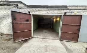 Просторий цегляний гараж для зберігання речей