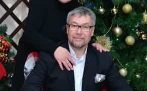 Стильний ведучий, музичний супровід, живий спів на новорічний корпоратив