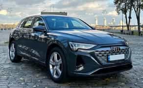 271 Audi Q8 E-tron синій без водія з водієм