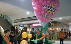 Роздача листівок у ТРЦ